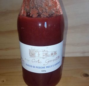 prodotti/Succo_di_pesche_mele_e_aronia_crop.jpg